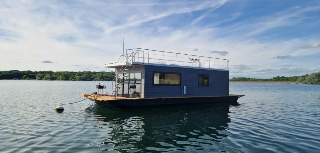 Maison flottante Fløtyll au bord du lac du Der